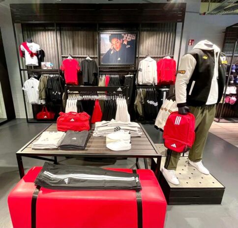 Pflege der Verkaufsfläche - Rückwand, Mannequin und Tisch